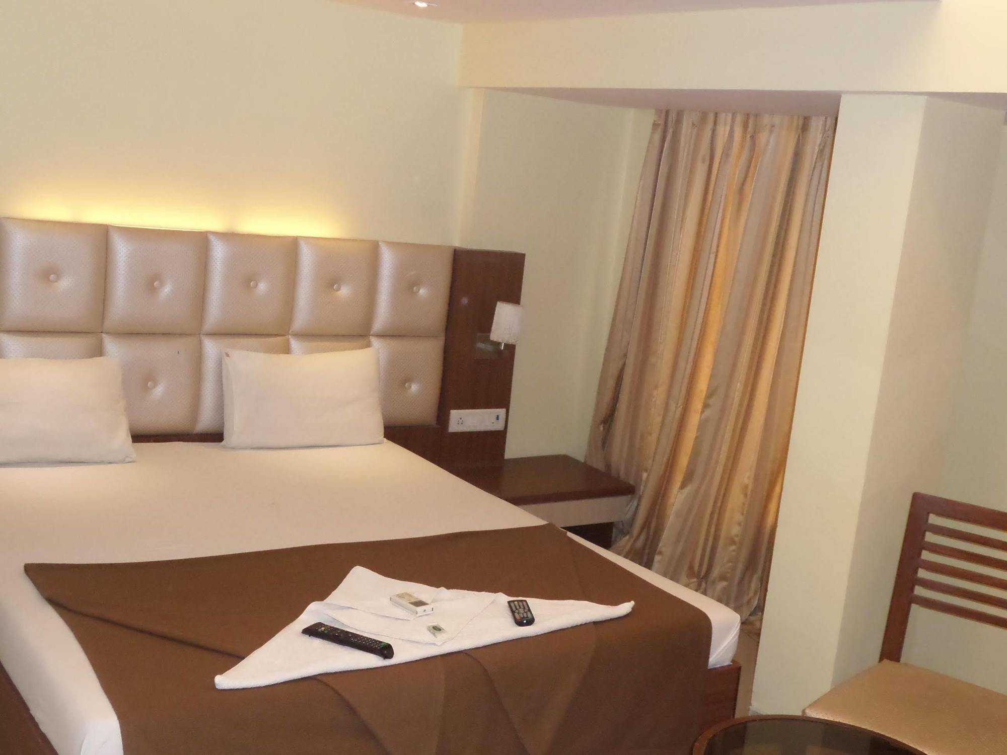 Oyo 2026 Hotel Aishwarya Residency Nová Bombaj Exteriér fotografie